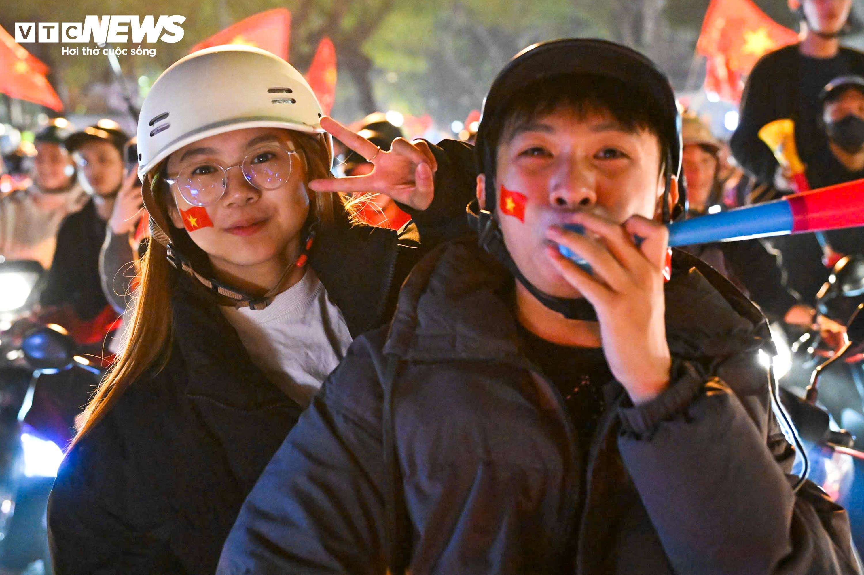 CĐV nhí theo chân bố mẹ xuống phố, chung niềm vui chiến thắng của U22 Việt Nam - 13