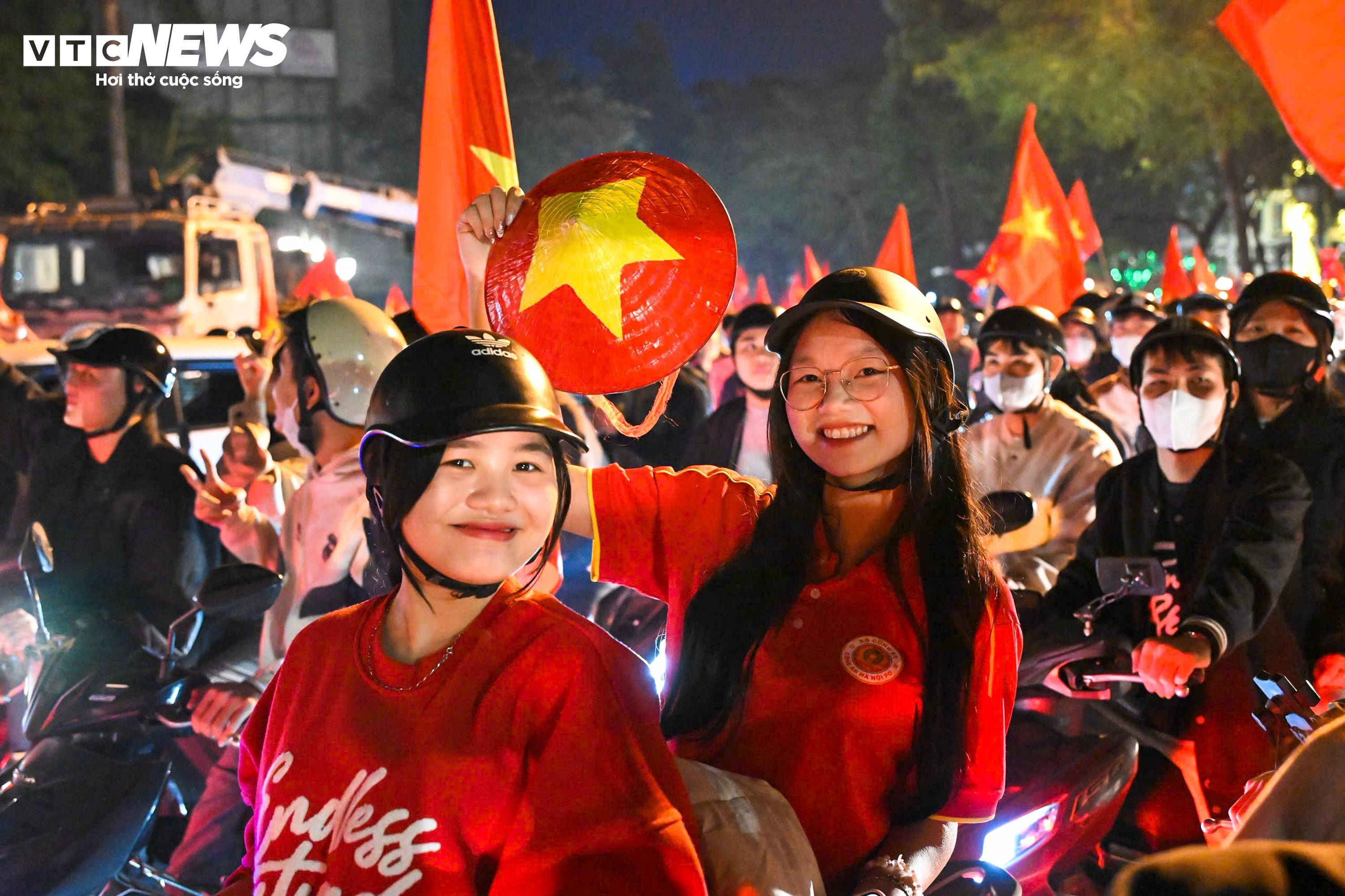 CĐV nhí theo chân bố mẹ xuống phố, chung niềm vui chiến thắng của U22 Việt Nam - 12