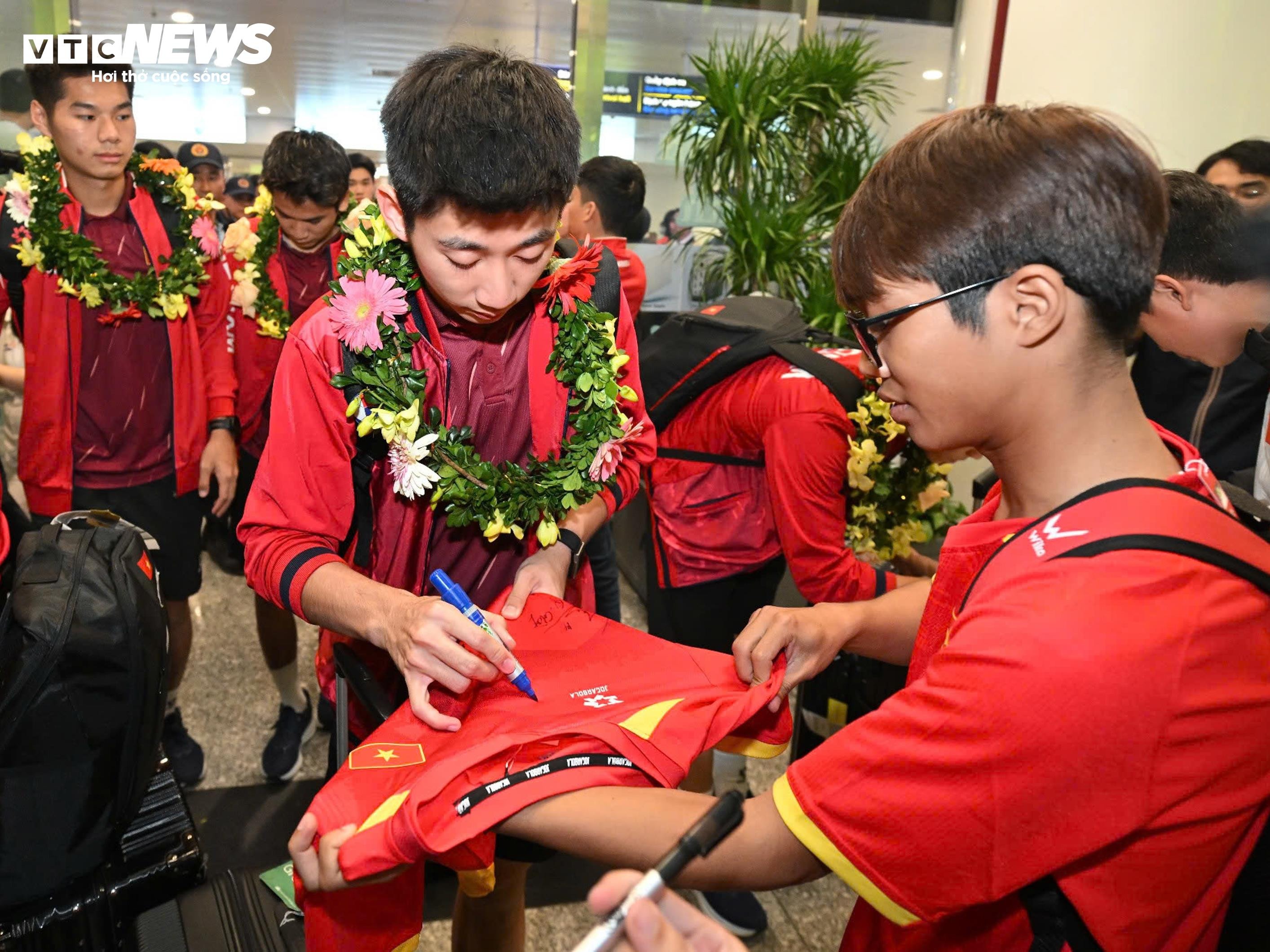 U22 Việt Nam mang HCV trở về, thầy trò HLV Kim Sang-sik rạng rỡ cảm ơn CĐV - 14