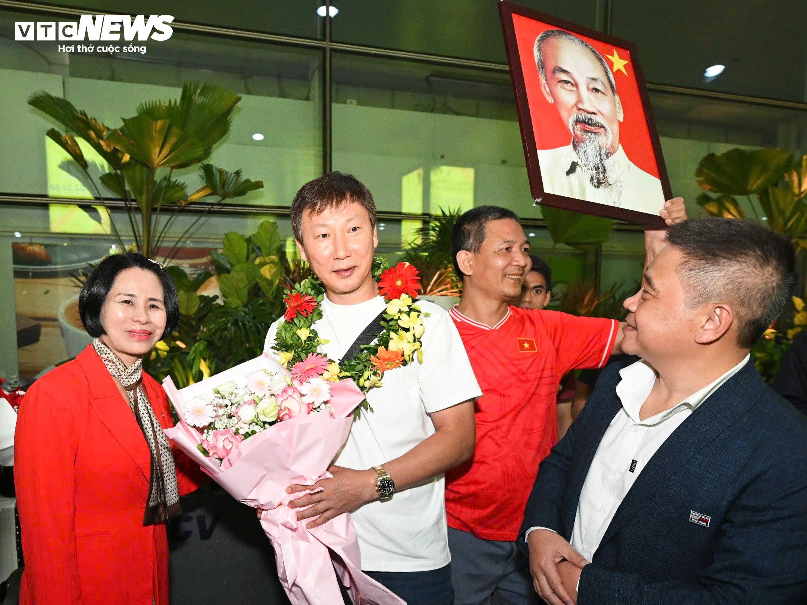 U22 Việt Nam mang HCV trở về, thầy trò HLV Kim Sang-sik rạng rỡ cảm ơn CĐV - 15