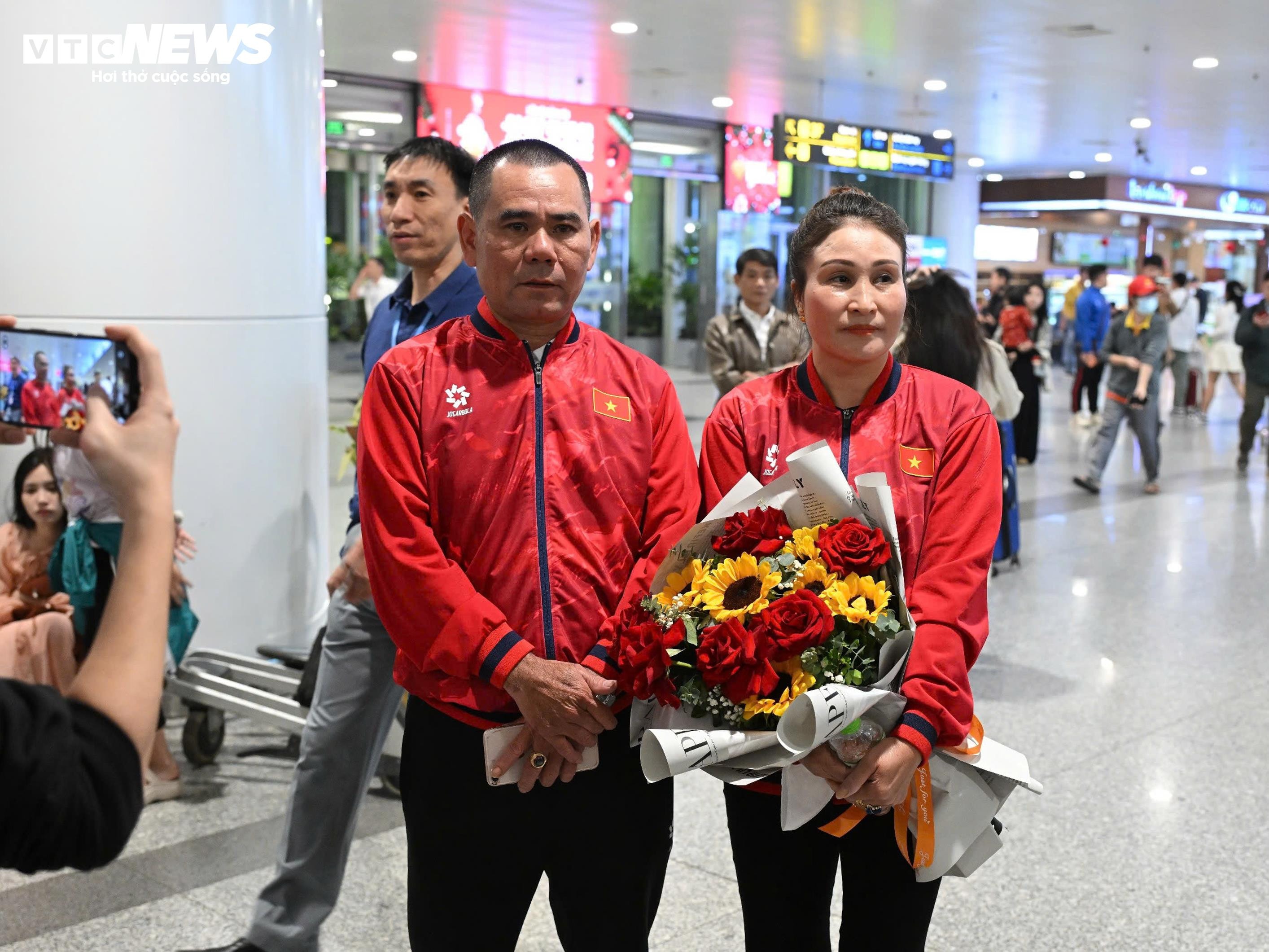 U22 Việt Nam mang HCV trở về, thầy trò HLV Kim Sang-sik rạng rỡ cảm ơn CĐV - 2