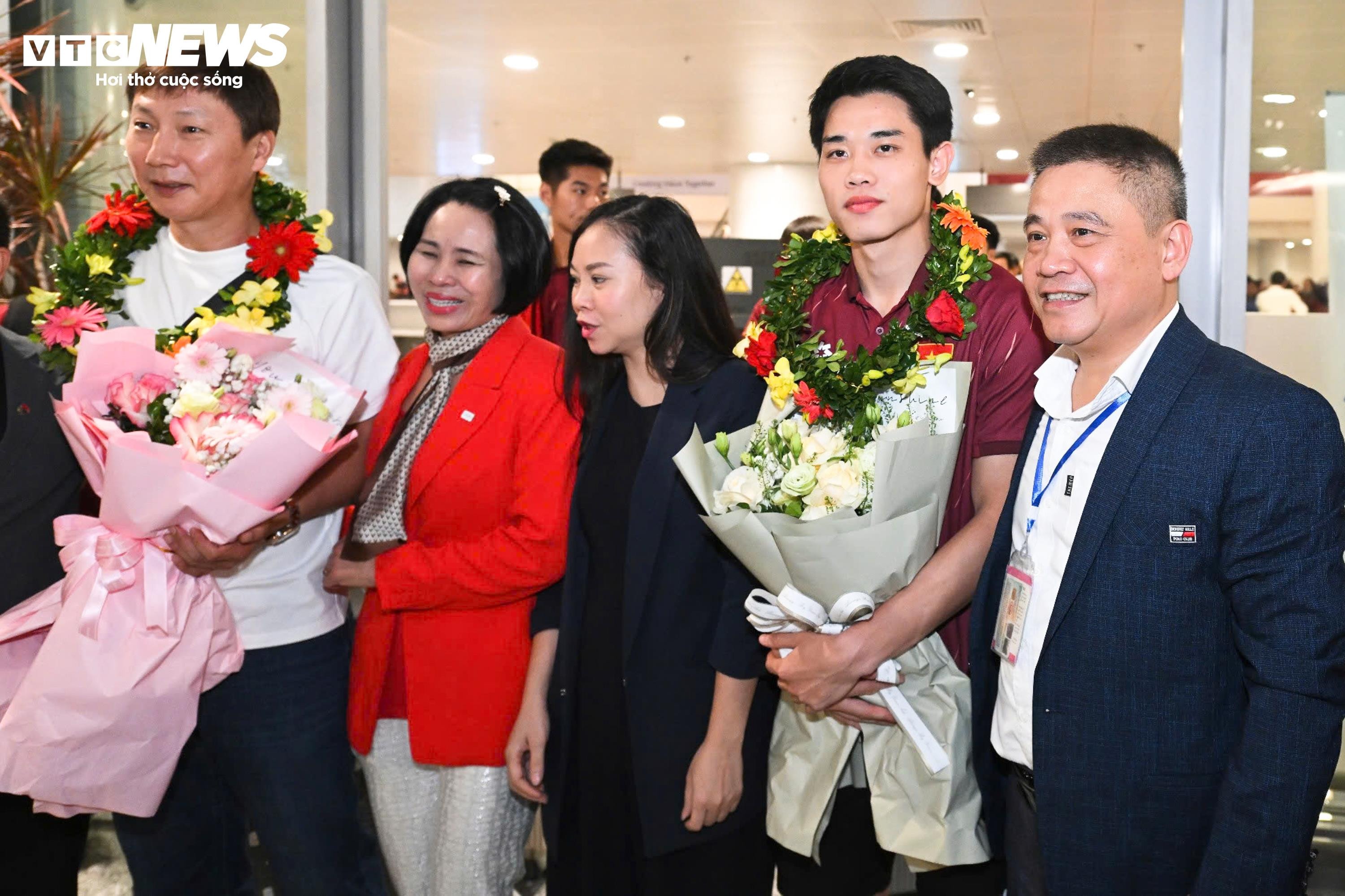 U22 Việt Nam mang HCV trở về, thầy trò HLV Kim Sang-sik rạng rỡ cảm ơn CĐV - 1