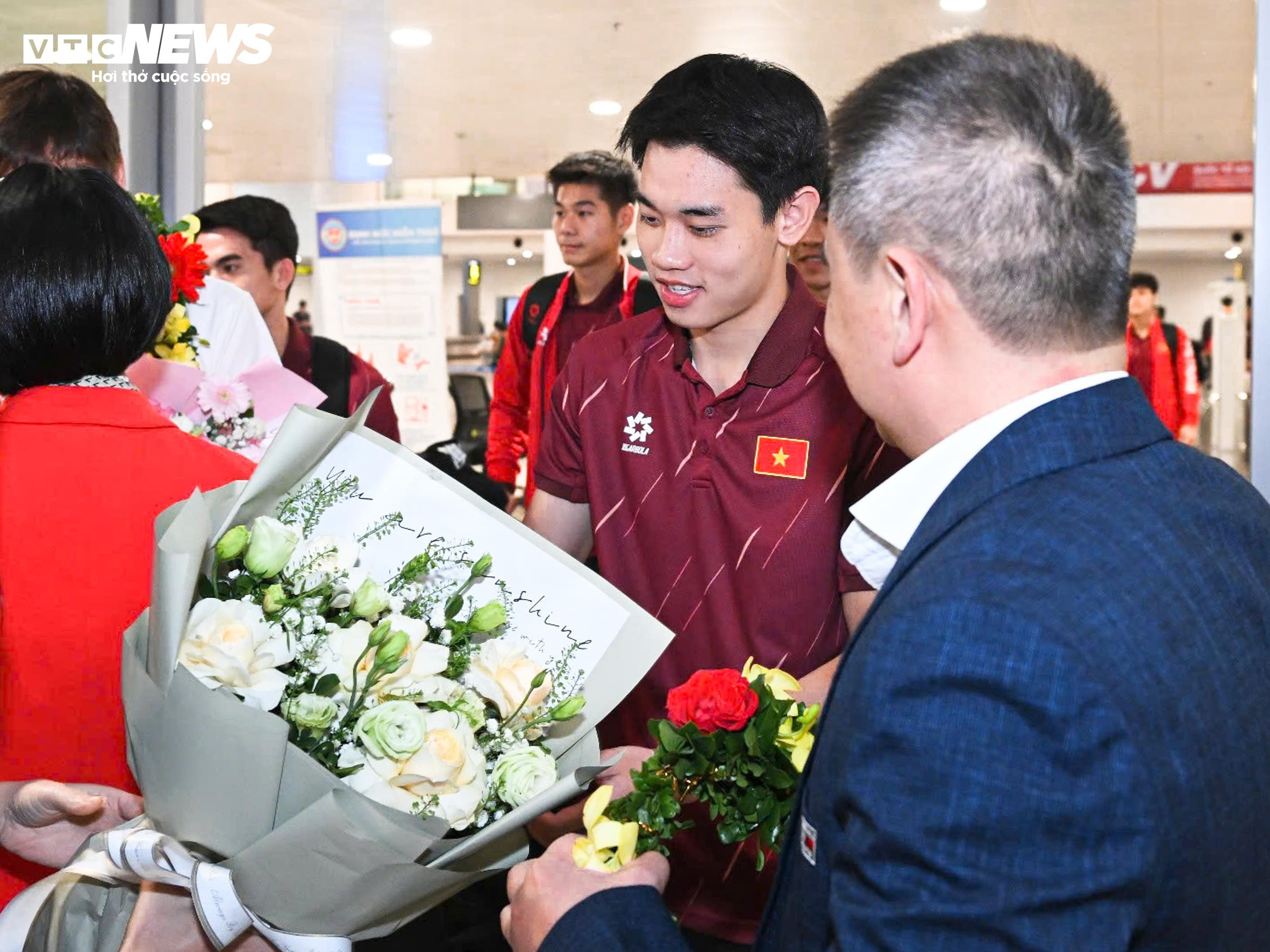 U22 Việt Nam mang HCV trở về, thầy trò HLV Kim Sang-sik rạng rỡ cảm ơn CĐV - 5