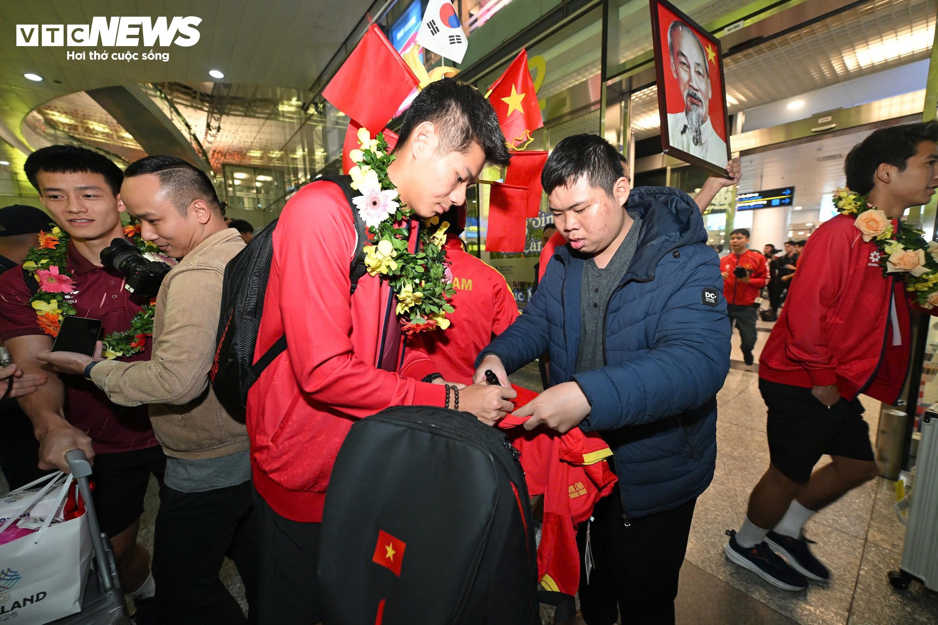 U22 Việt Nam mang HCV trở về, thầy trò HLV Kim Sang-sik rạng rỡ cảm ơn CĐV - 7