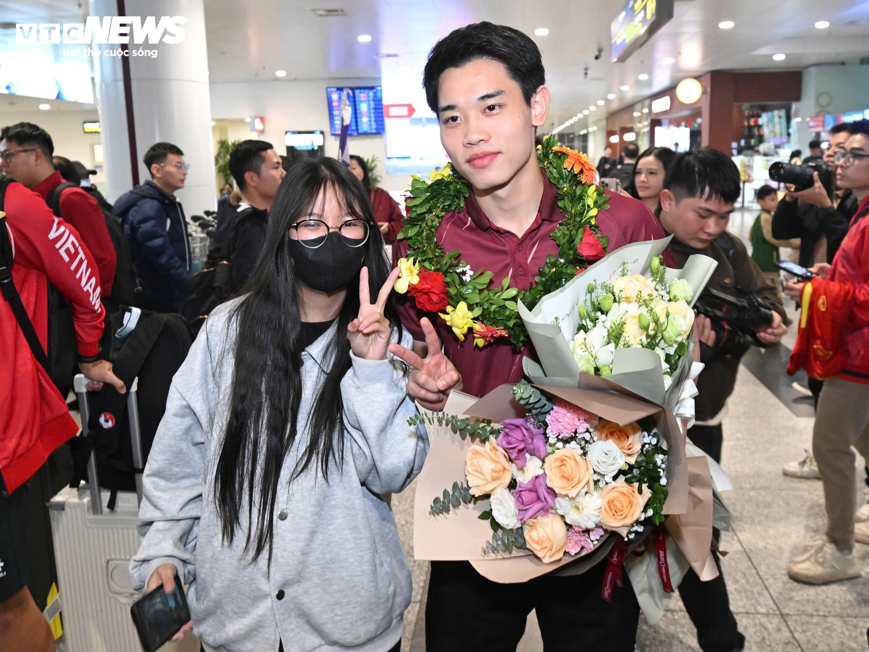 U22 Việt Nam mang HCV trở về, thầy trò HLV Kim Sang-sik rạng rỡ cảm ơn CĐV - 10