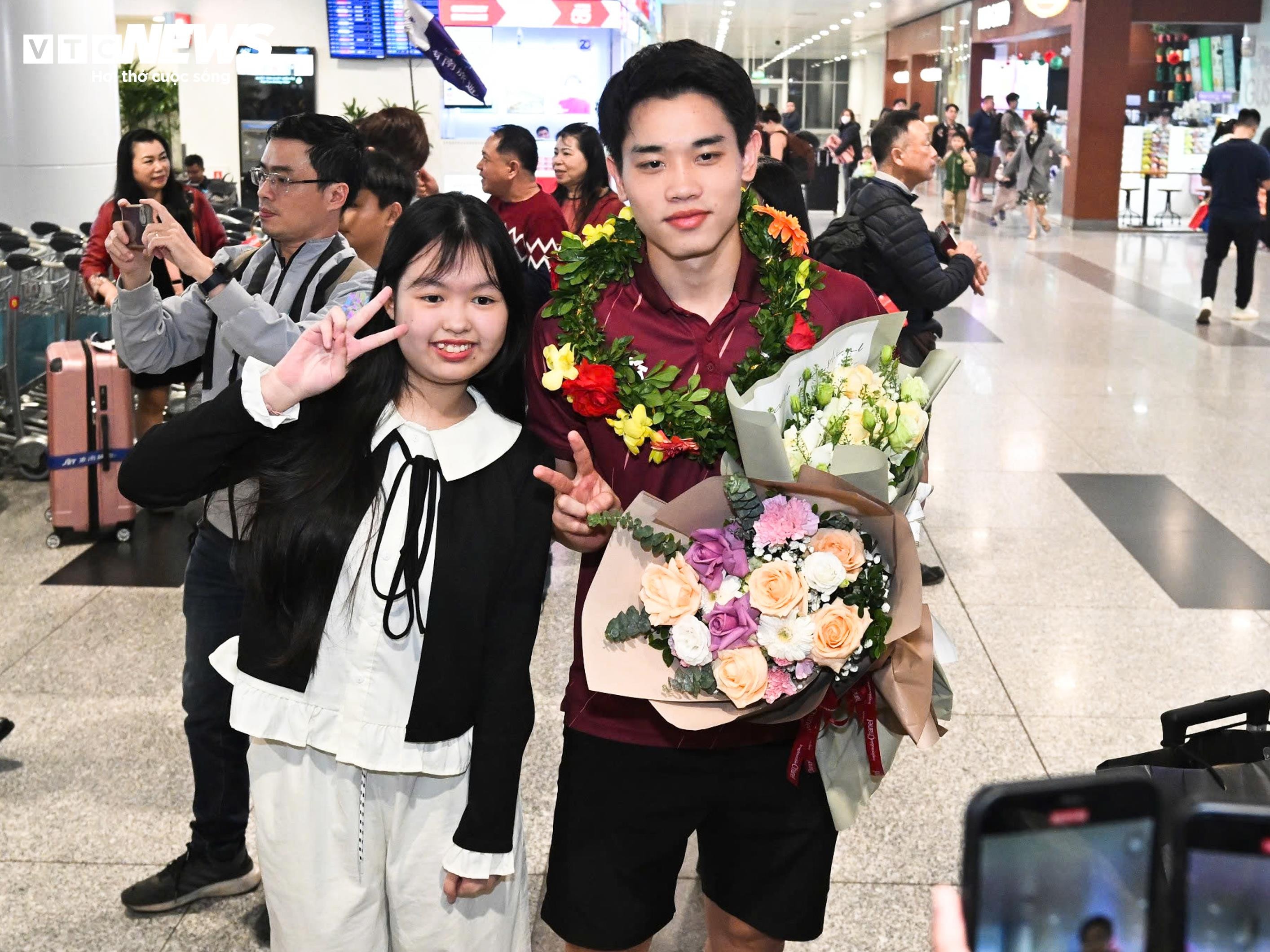 U22 Việt Nam mang HCV trở về, thầy trò HLV Kim Sang-sik rạng rỡ cảm ơn CĐV - 9