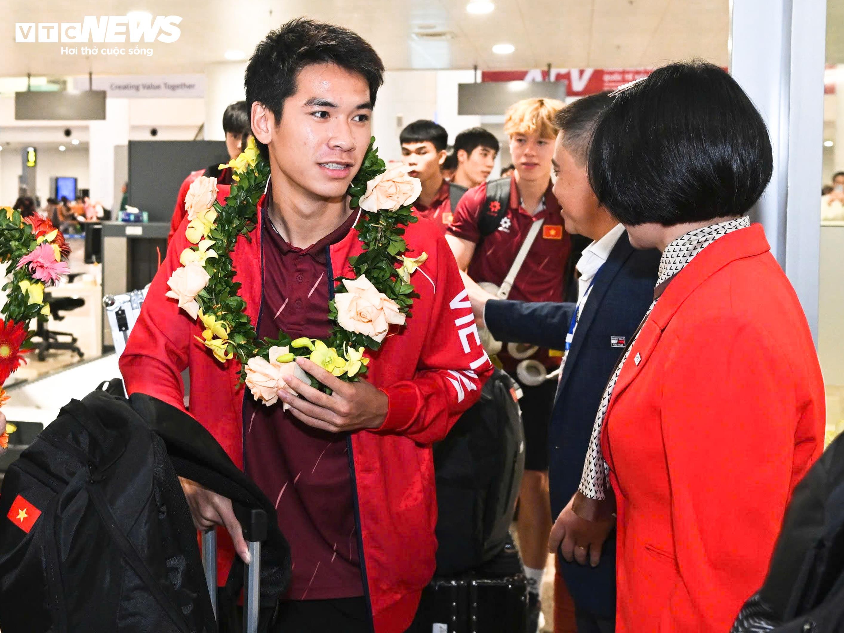 U22 Việt Nam mang HCV trở về, thầy trò HLV Kim Sang-sik rạng rỡ cảm ơn CĐV - 11