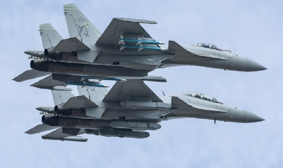 Máy bay chiến đấu J-15BT trên và máy bay tấn công điện tử J-15D. Ảnh Military Watch