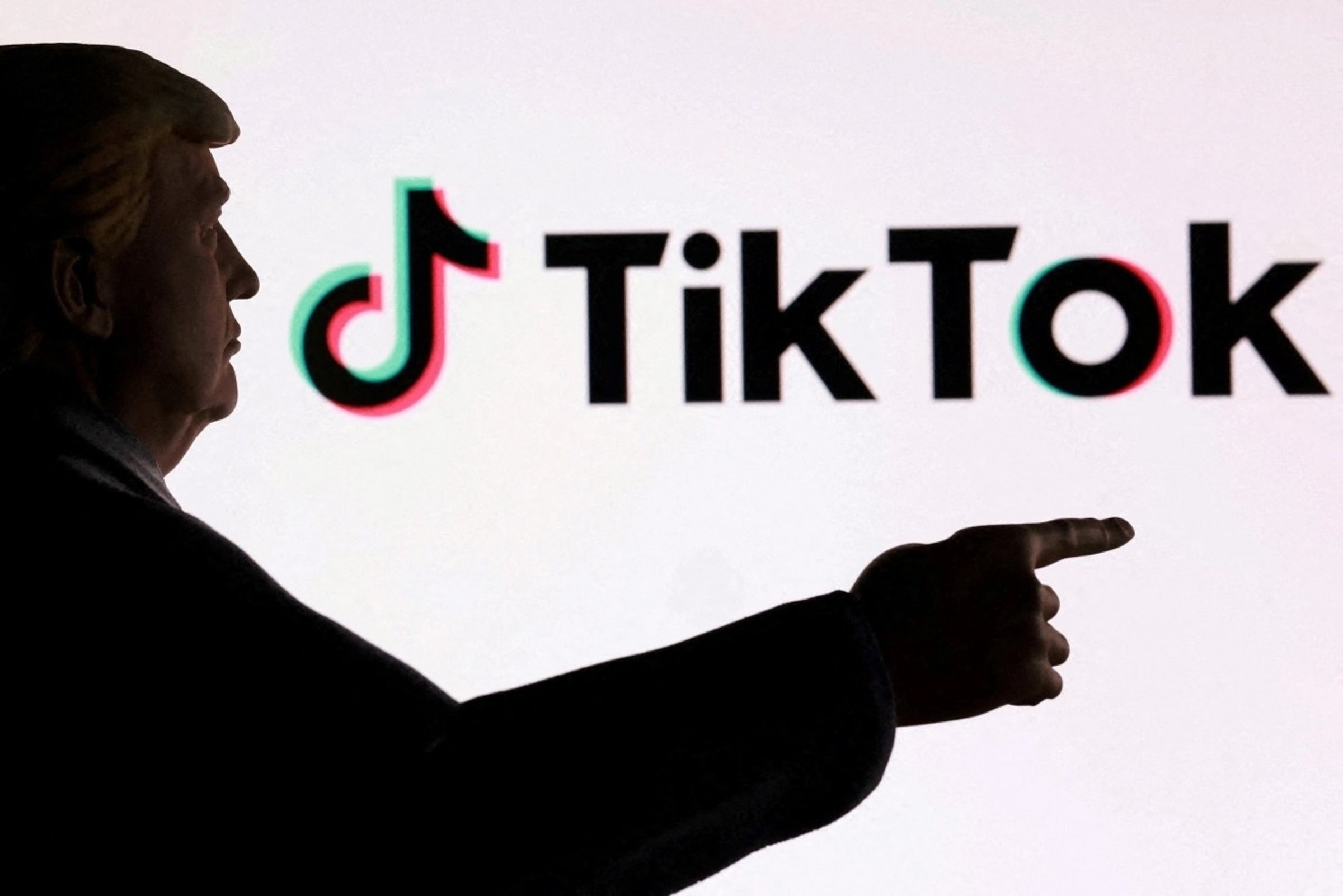 Tổng thống Donald Trump đứng trước logo TikTok. (ẢNH: REUTERS)