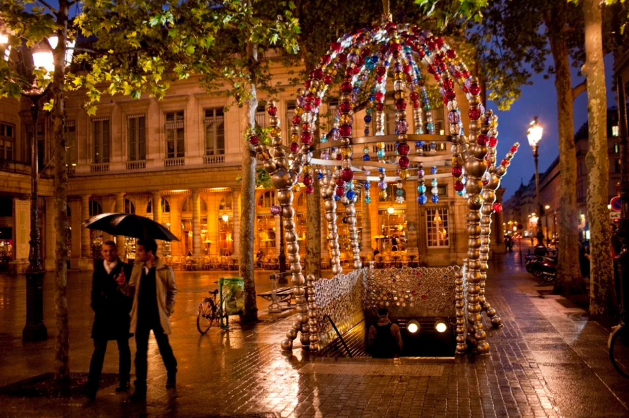 Lối xuống tàu điện ngầm giữa lòng thủ đô Paris. (Ảnh: Stephen Alvarez)