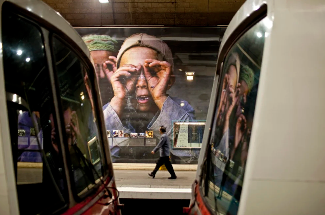 Triển lãm ảnh của nhiếp ảnh gia Reza Deghati tại ga tàu điện ngầm Luxembourg. (Ảnh: Stephen Alvarez)