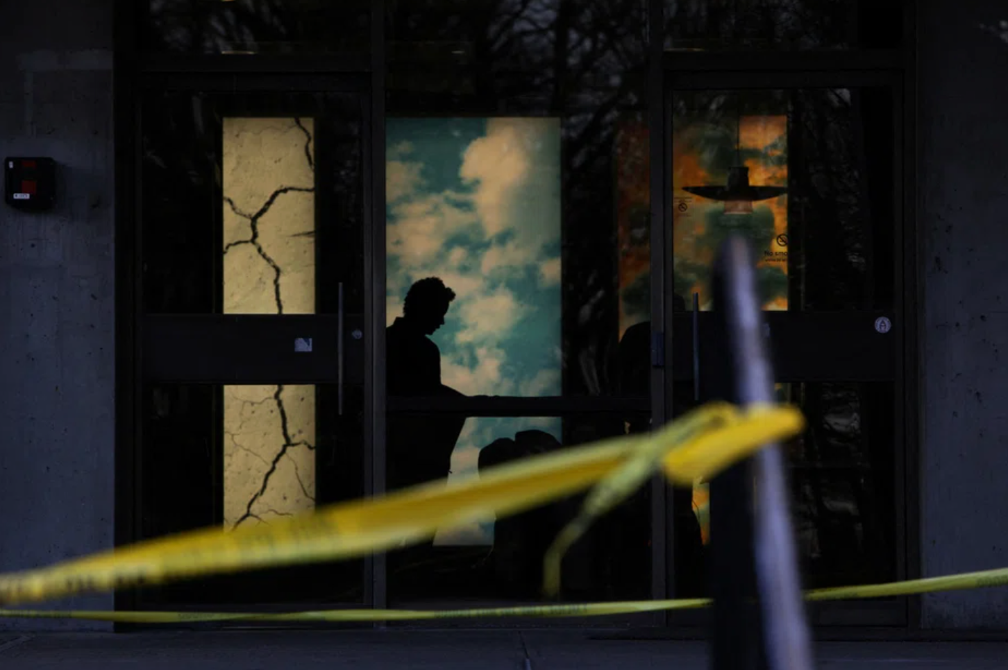 Cảnh sát vẫn đang tiến hành khám xét hiện trường. (Ảnh: Reuters)