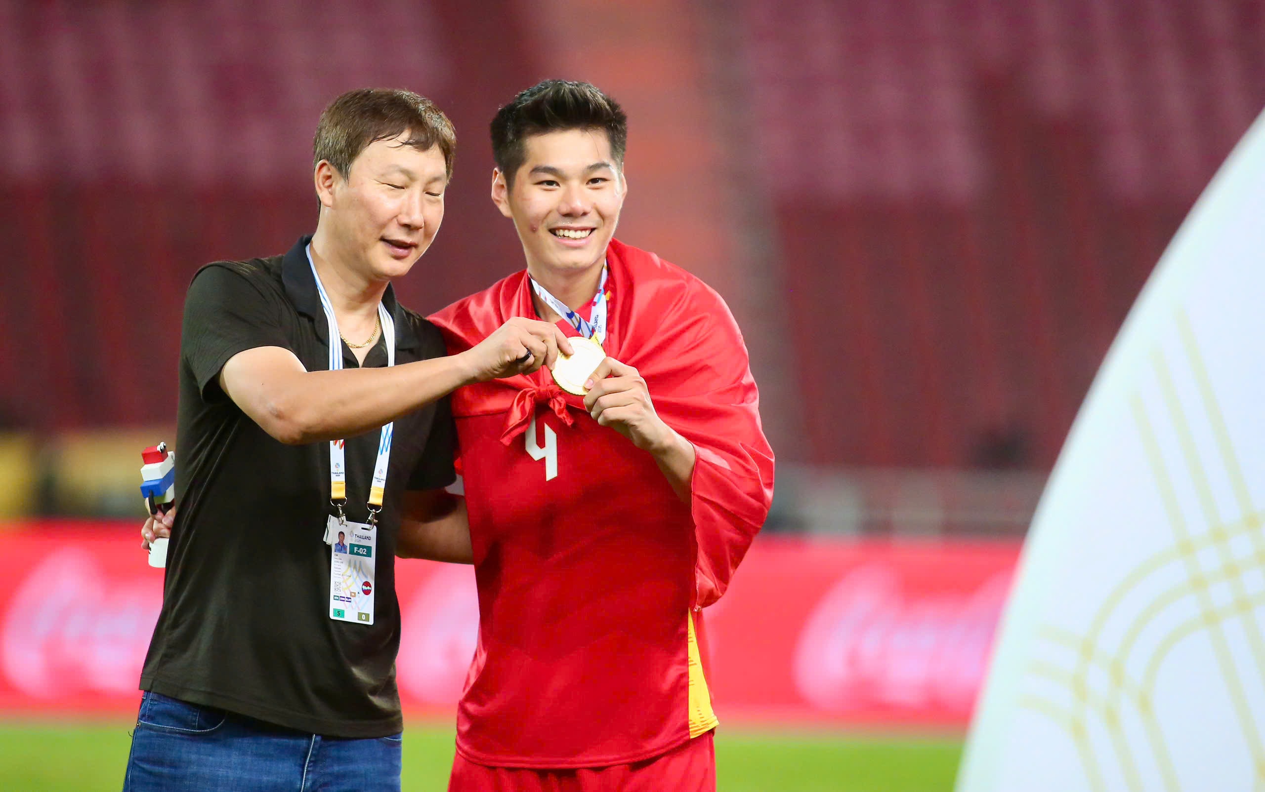 HLV Kim Sang-sik chia vui cùng học trò.