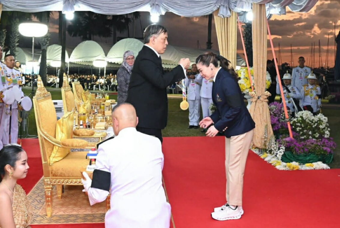 Quốc vương trao huy chương vàng cho Hoàng hậu. (Nguồn: Matichon)