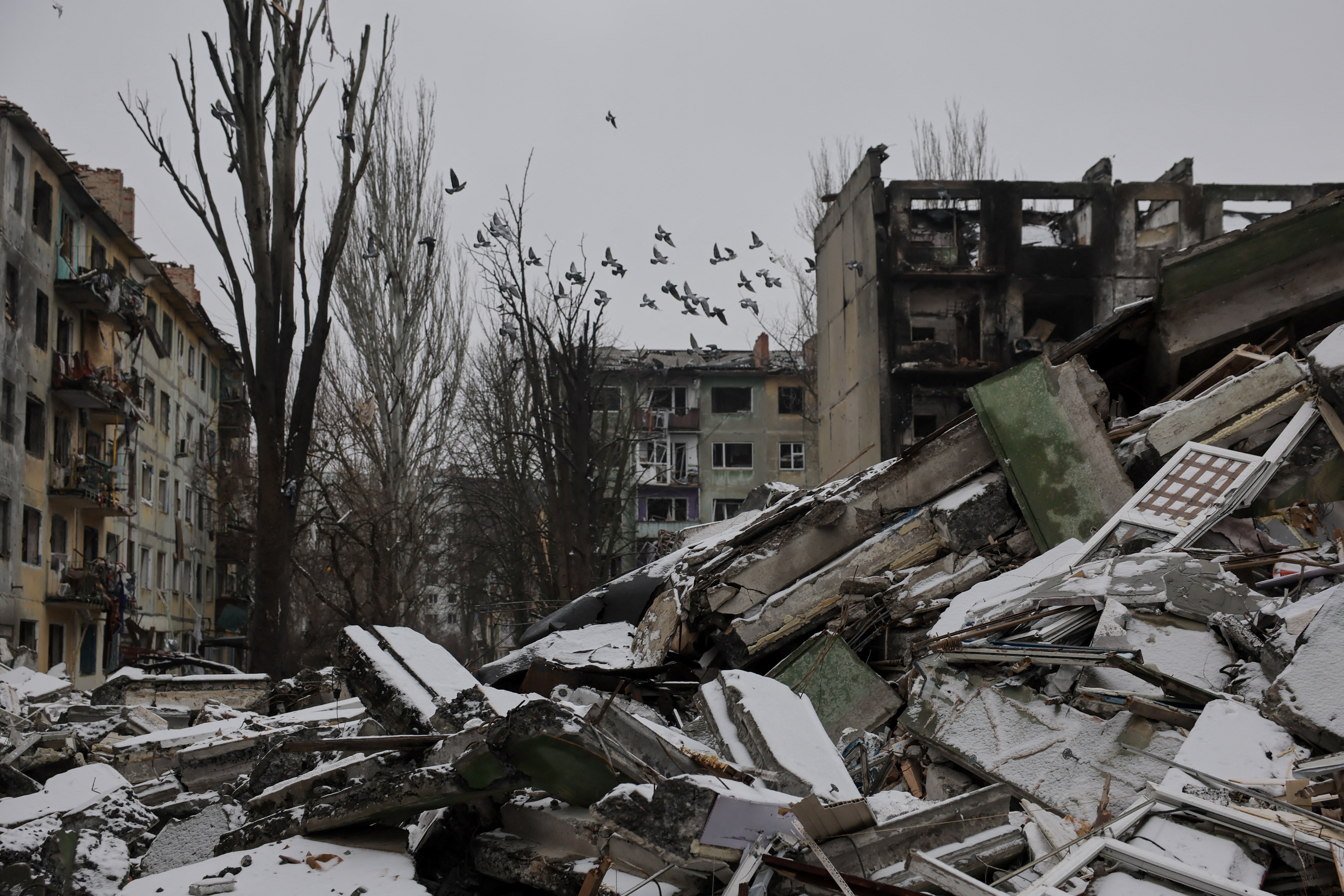 Thị trấn tiền tuyến Kostiantynivka bị hư hại sau cuộc tấn công của quân đội Nga, ngày 18/12/2025. (Ảnh: Oleg Petrasiuk/Phòng Báo chí Lữ đoàn Cơ giới Độc lập số 24 của Lực lượng Vũ trang Ukraine/qua Reuters)