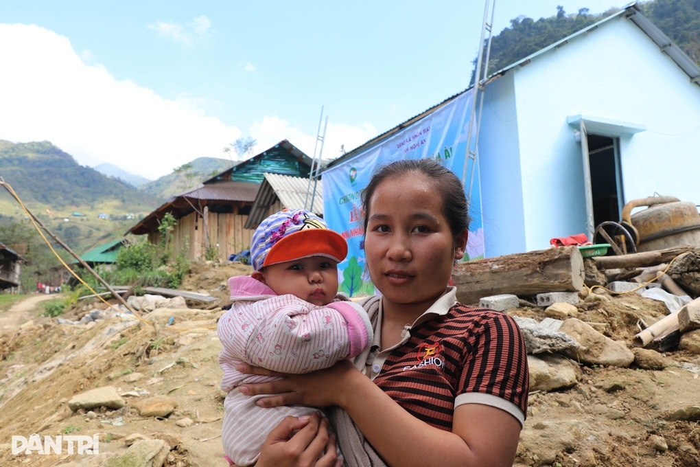 Thai phụ mất nhà sau lũ xúc động đón nhận món quà đặc biệt - 3