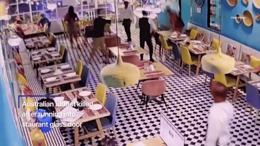 Khách bất ngờ tự lao vào cửa kính của nhà hàng, tử vong vì mất nhiều máu - 1