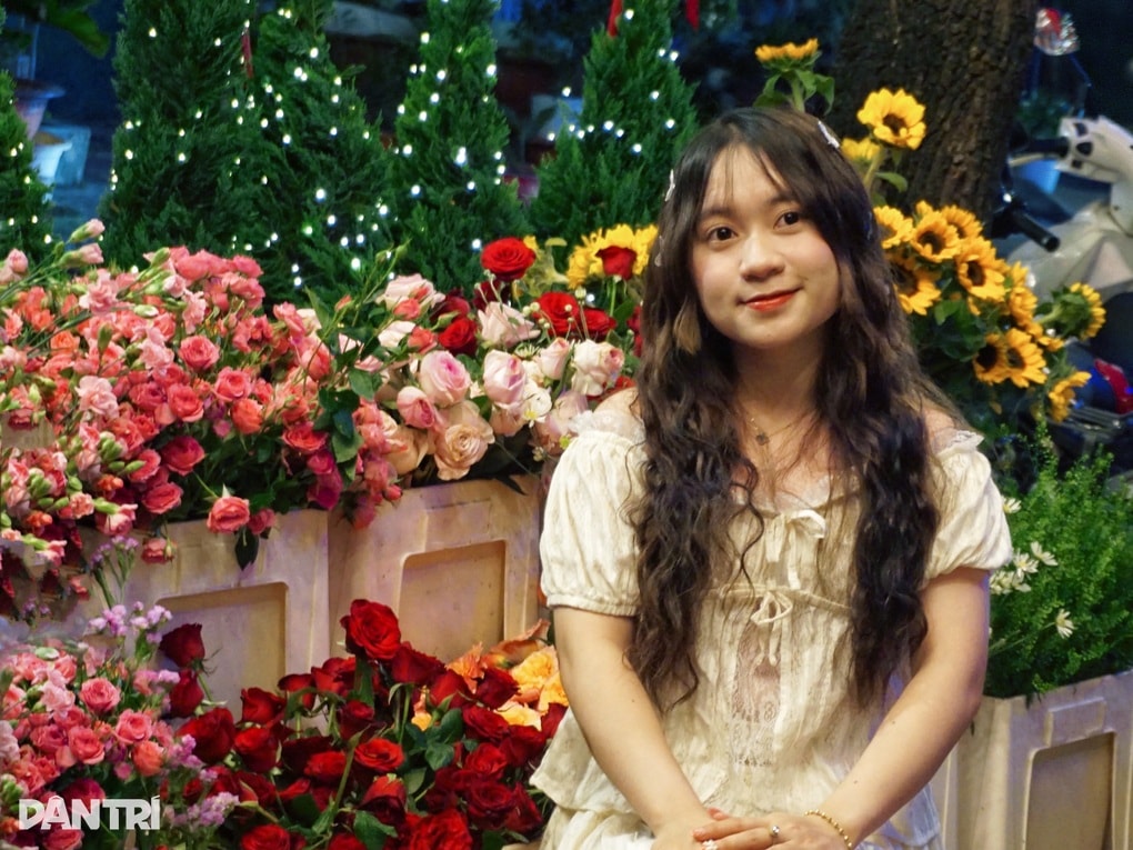 Cà phê Giáng sinh xuyên đêm ở TPHCM: Vì sao 1-2h sáng vẫn nườm nượp khách? - 4