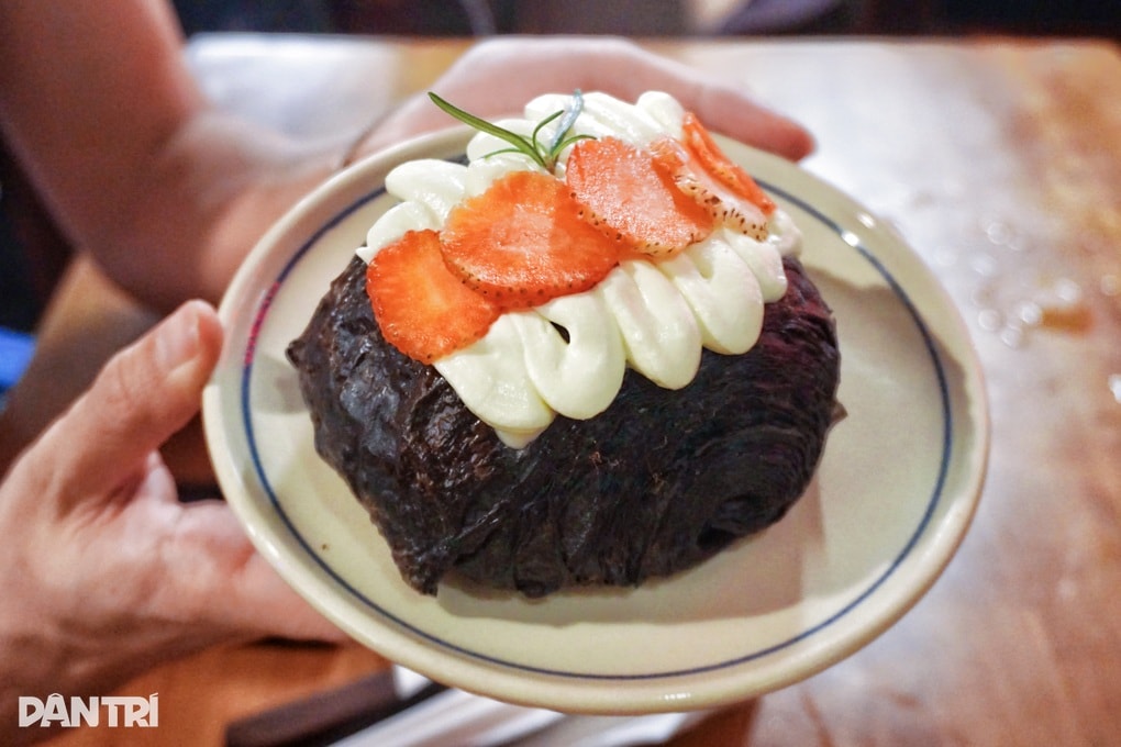 Cà phê Giáng sinh xuyên đêm ở TPHCM: Vì sao 1-2h sáng vẫn nườm nượp khách? - 5