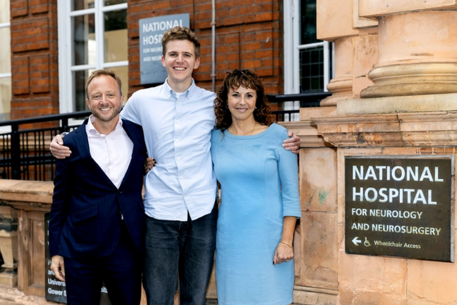 Giáo sư Sarah Tabrizi (bìa phải) đứng cạnh Jack May-Davis, người mang gene gây bệnh Huntington