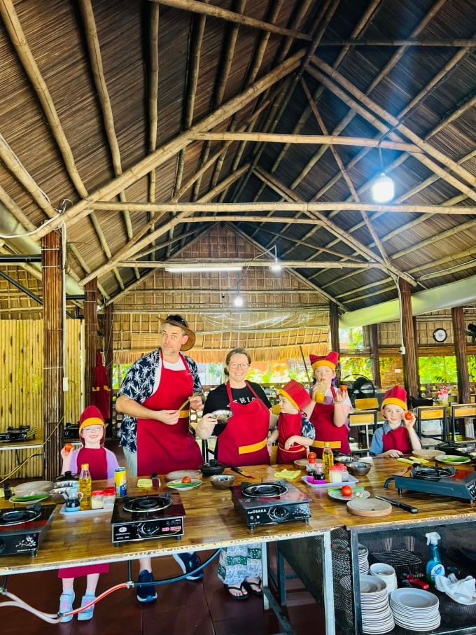 Gia đình Nicky Mumford trong lớp học nấu ăn ở Hội An, tháng 11/2025. Ảnh: Nhân vật cung cấp