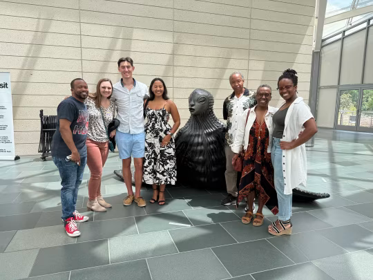 Danielle Allen (ngoài cùng bên phải), cùng với bố mẹ và các thành viên khác trong gia đình, những người đã tích cực tham gia vào đời sống tình cảm của cô. Ảnh: Danielle Allen