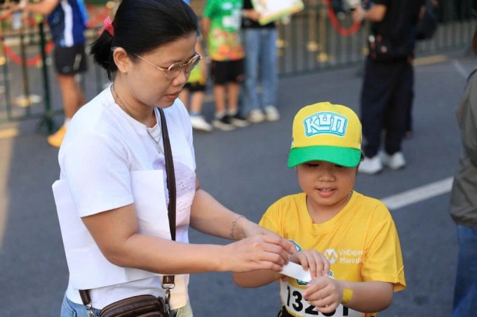 Phụ huynh đồng hành cùng con trong giải Kun Marathon. Ảnh:VnExpress Marathon