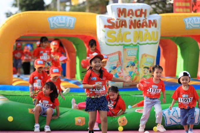 Các em nhỏ từ 6-10 tuổi tham gia giải chạy nhí Kun Marathon tổ chức bên lề VnExpress Marathon. Ảnh: VnExpress Marathon