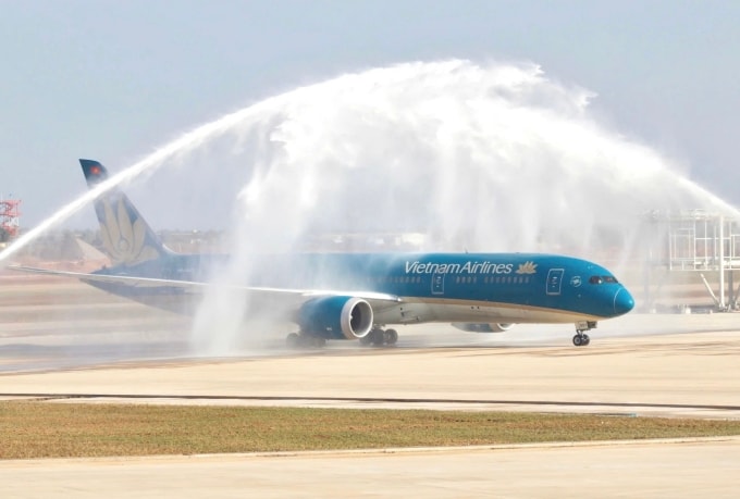 Máy Vietnam Airlines vừa hạ cánh xuống sân bay Long Thành. Ảnh: Vietnam Airlines