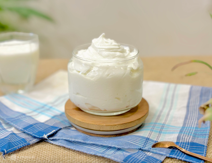 Sữa chua Hy Lạp nổi tiếng là nguồn cung cấp lợi khuẩn (probiotics) dồi dào, hỗ trợ hệ tiêu hóa, sức khỏe răng miệng và cả phụ khoa. Ảnh: Thanh Trang