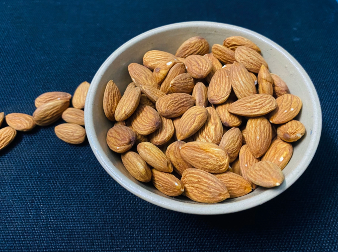 Hạnh nhân là nguồn cung cấp chất xơ và protein thực vật dồi dào - hai dưỡng chất then chốt giúp giảm nguy cơ tăng huyết áp. Ảnh: Mai Cat