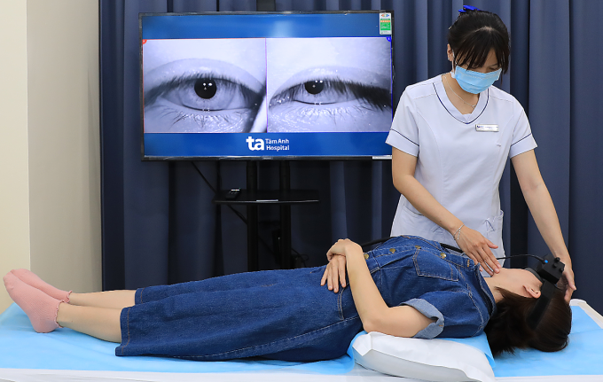 Điều dưỡng kiểm tra cho người bị chóng mặt bằng hệ thống đo chức năng tiền đình Interacoustics. Ảnh minh họa: Phòng khám Đa khoa Tâm Anh Quận 7