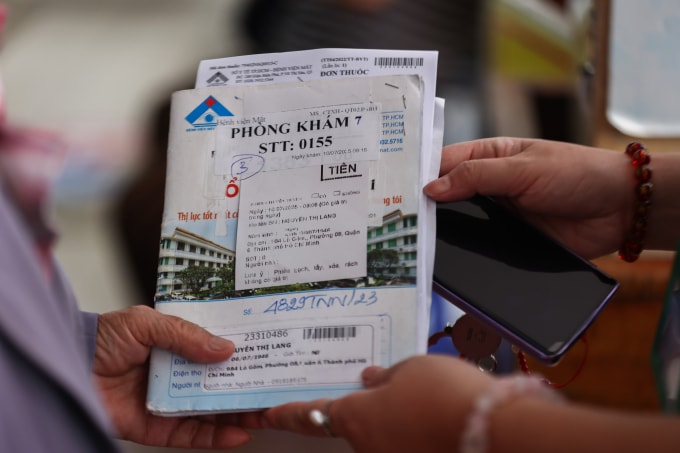 Người dân đén khám bệnh tại Bệnh viện mắt TP HCM, tháng 7/2025. Ảnh: Quỳnh Trần