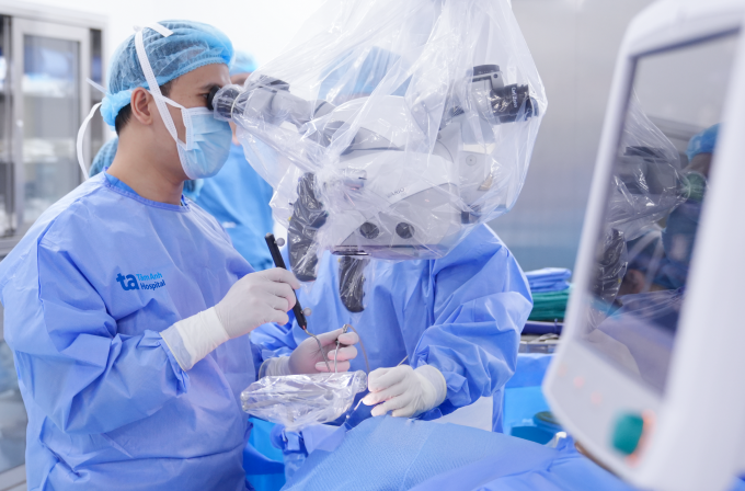 Ekip bác sĩ phẫu thuật cho người bệnh. Ảnh: Bệnh viện Đa khoa Tâm Anh