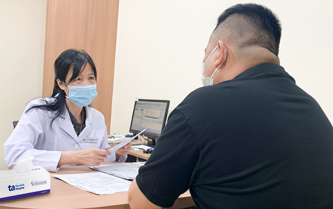 Bác sĩ Hà tư vấn liệu trình giảm cân cho anh Trường. Ảnh: Bệnh viện Đa khoa Tâm Anh