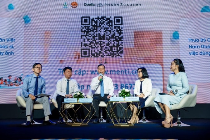 Các chuyên gia thảo luận, chia sẻ tình huống lâm sàng về dùng probiotics tại nhà thuốc. Ảnh: Opella Việt Nam