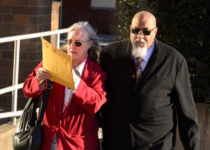 Cedric Lodge (phải), cựu quản lý nhà xác của trường Y Harvard và vợ đến tòa dự phiên tòa tuyên án tại Williamsport, bang Pennsylvania, hôm 16/12. Ảnh: WBUR
