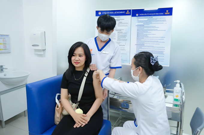 Người lớn tiêm vaccine phòng sởi tại Hệ thống Tiêm chủng VNVC. Ảnh: Gia Nghi