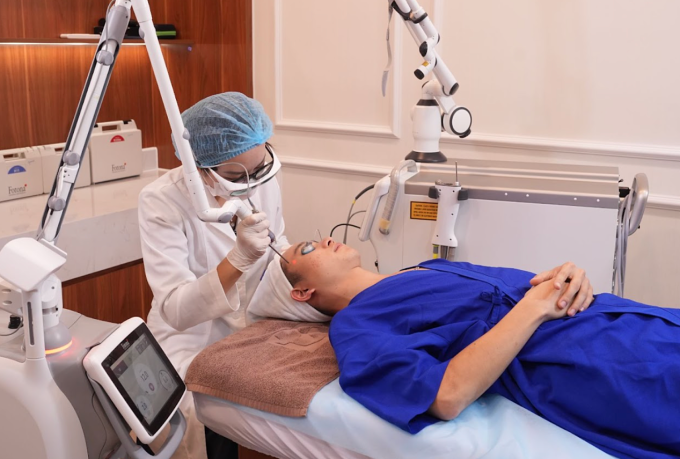 Bác sĩ thực hiện laser trị nám cho một phụ nữ. Ảnh minh họa: Bệnh viện Đa khoa Tâm Anh Hà Nội