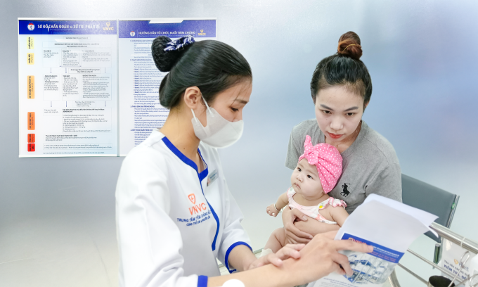 Trẻ được phụ huynh đưa đi tiêm vaccine 6 trong 1 tại Hệ thống Tiêm chủng VNVC. Ảnh: Hoàng Dương