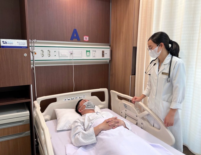 Người đàn ông điều trị biến chứng viêm phổi do sởi tại Bệnh viện Đa khoa Tâm Anh Hà Nội. Ảnh: Thanh Ba