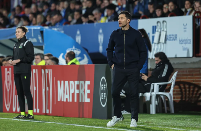 HLV Xabi Alonso chỉ đạo trong trận. Ảnh: Europa Press