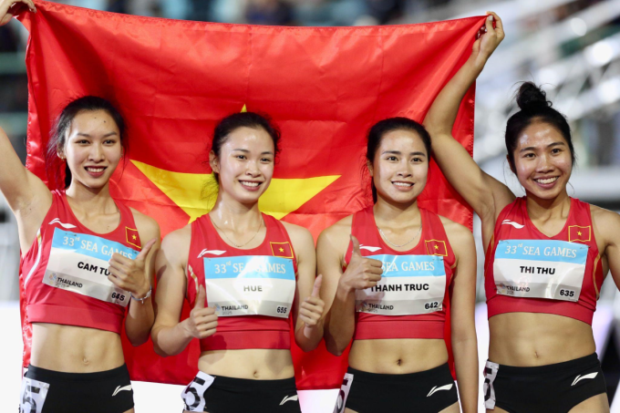 Đội tiếp sức 4x100m nữ với nhiều gương mặt trẻ giành HCB