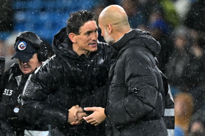 HLV Pep Guardiola (phải) bắt tay Keith Andrews sau trận. Ảnh: Independent