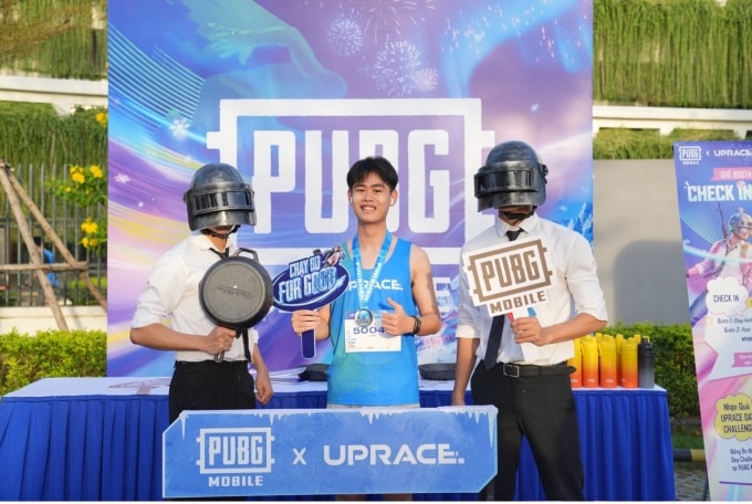 Runner check-in với hình tượng nhân vật Anh Mũ Ba. Ảnh: VNGGames
