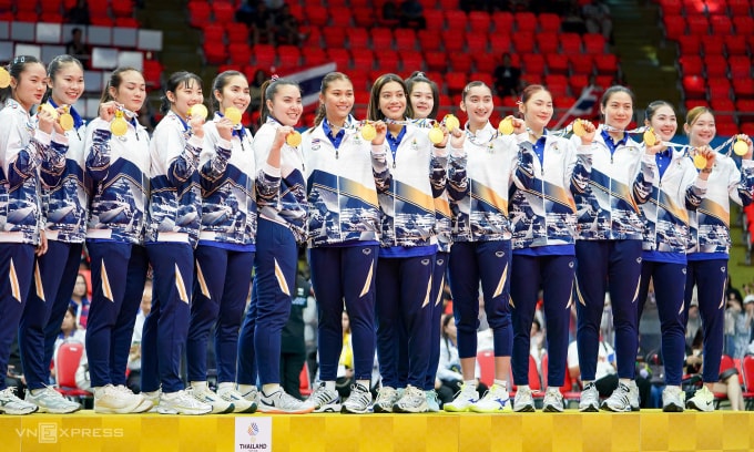 Thái Lan nhận HC vàng sau khi thắng Việt Nam ở chung kết bóng chuyền nữ SEA Games 33 tại nhà thi đấu Huamark, thành phố Bangkok, Thái Lan tối 15/12/2025. Ảnh: Đức Đồng