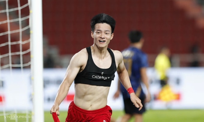 Tình huống Nguyễn Thanh Nhàn ghi bàn trong hiệp phụ, trận thắng Thái Lan 3-2 trong trận chung kết SEA Games trên sân Rajamangala, thành phố Bangkok, Thái Lan, tối 18/12/2025. Ảnh: Hiếu Lương