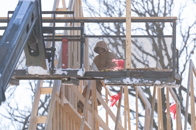Người công nhân thứ hai từ chối rời mái nhà tại công trường ở Chanhassen, ngoại ô Minneapolis, sáng 13/12. Ảnh: Sahan Journal