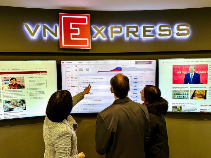 Trong chuyến thăm VnExpress ngày 25/2, ông Rogelio Polanco Fuentes, Đại sứ Cộng hòa Cuba tại Việt Nam, bày tỏ sự quan tâm với dashboard VnExpress Analytics, hệ thống cập nhật chỉ số bài viết theo thời gian thực, được đặt tại trung tâm tòa soạn. Ảnh: Anh Phú