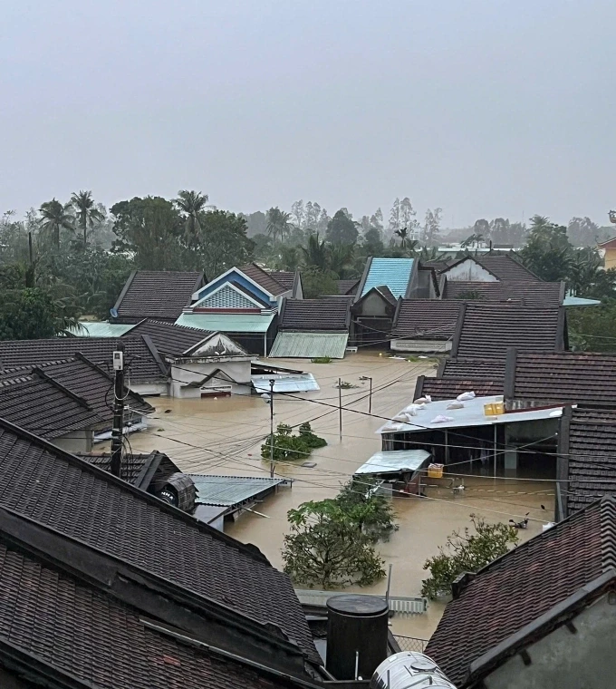 Nước ngập ngang mái nhà ở xã Hoà Thịnh ngày 20/11, nơi có số người tử vong do lũ nhiều nhất tỉnh Đăk Lăk. Ảnh:Nam Phát